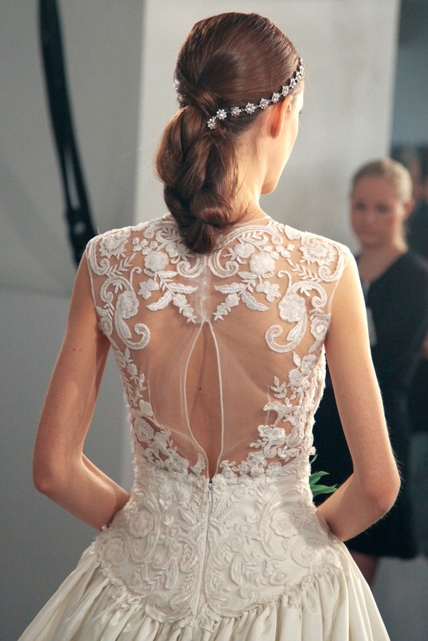 Điểm lại xu hướng váy cưới với điểm nhấn ở lưng