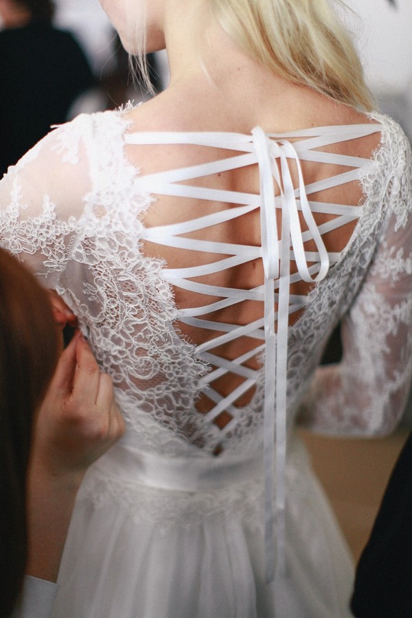 Điểm lại xu hướng váy cưới với điểm nhấn ở lưng